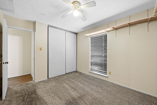 unfurnished bedroom with carpet, a textured ceiling, ceiling fan, and a closet