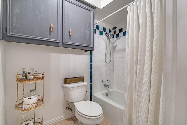 bathroom featuring shower / tub combo with curtain and toilet