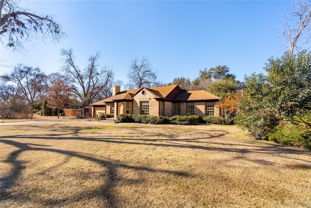 ranch-style house featuring a front lawn