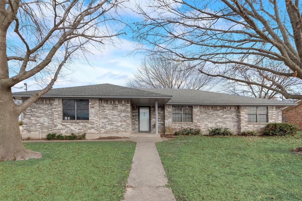 ranch-style home featuring a front lawn