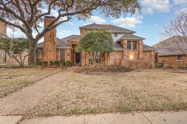 view of front of property featuring a front yard