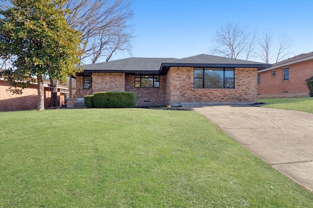 view of front of home featuring a front yard