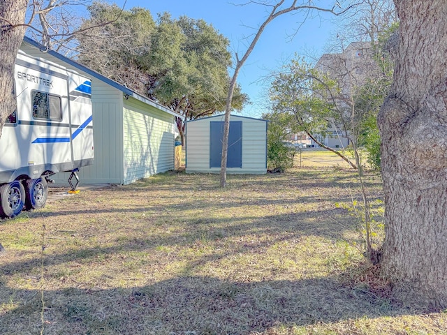 view of yard with a storage shed