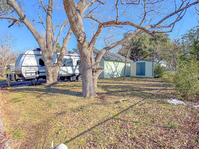 view of yard with a storage shed