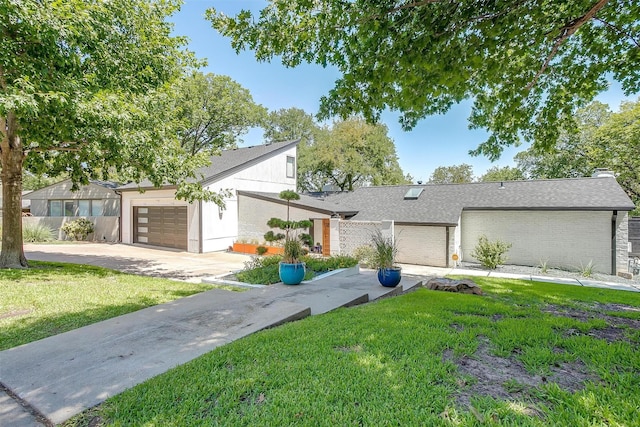 view of front of home featuring a garage and a front yard