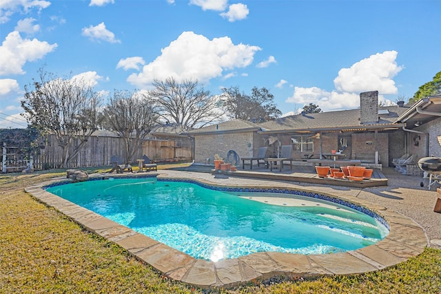 view of swimming pool featuring a jacuzzi and a patio