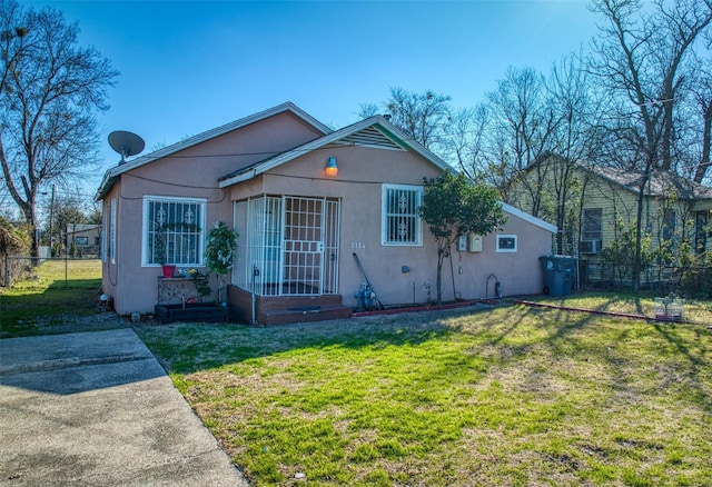 view of front facade featuring a front yard