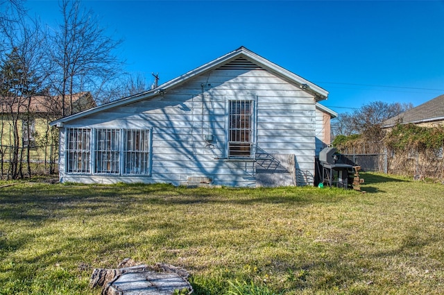 view of side of property featuring a lawn