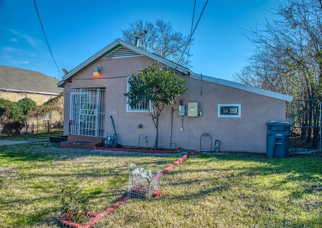 back of house featuring a yard