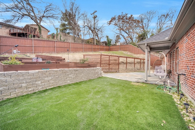 view of yard featuring a patio area