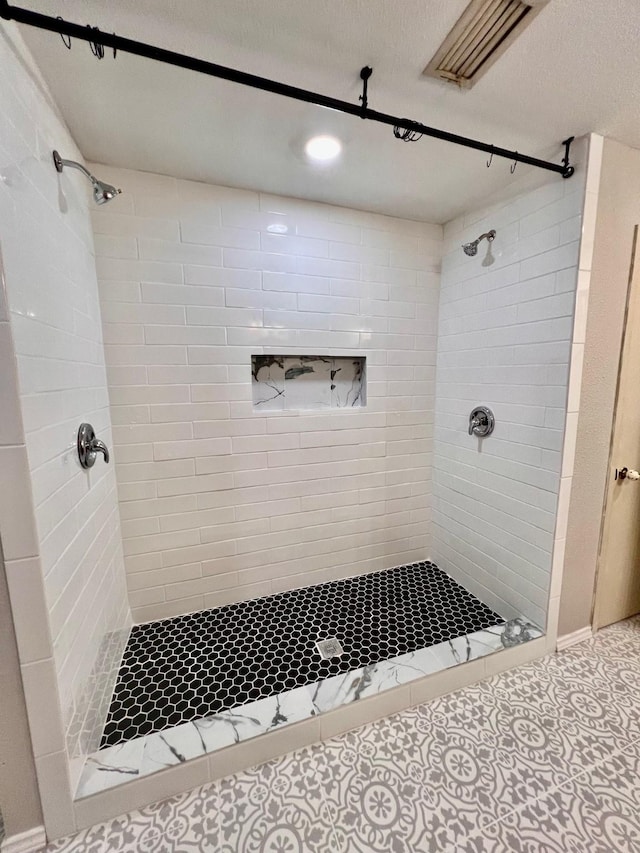 bathroom featuring tiled shower