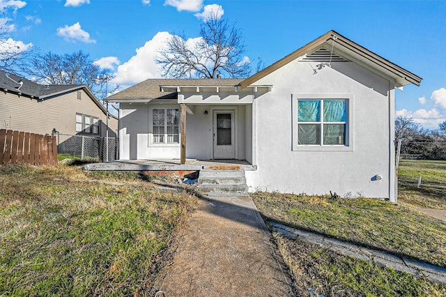 view of front of property featuring a front lawn