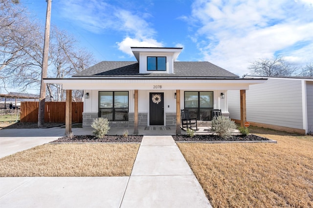 view of front of property featuring a front yard and covered porch