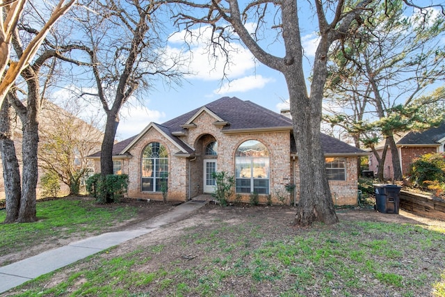 view of front of house featuring a front lawn