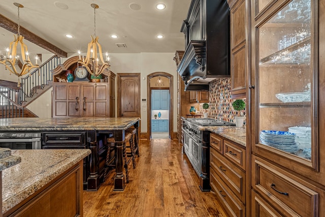 kitchen featuring an inviting chandelier, decorative light fixtures, tasteful backsplash, and stainless steel appliances