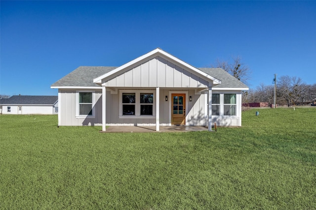 view of front of property with a front yard