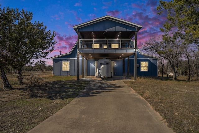 view of front facade featuring a carport