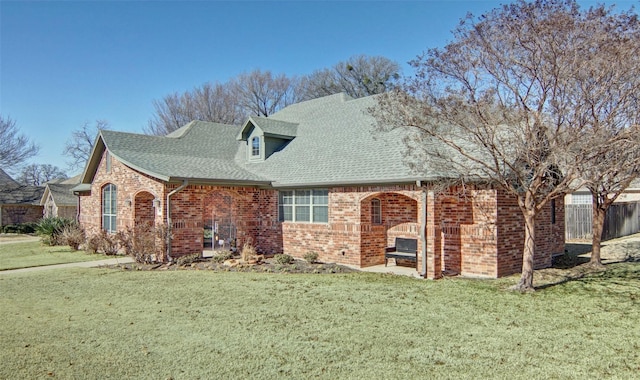 view of front facade with a front lawn