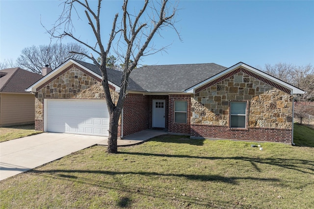 view of front facade featuring a garage and a front yard