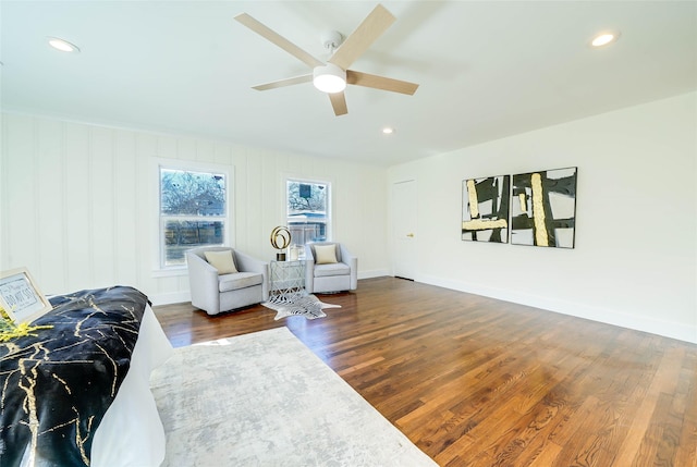 living room with dark wood-type flooring, recessed lighting, a ceiling fan, and baseboards