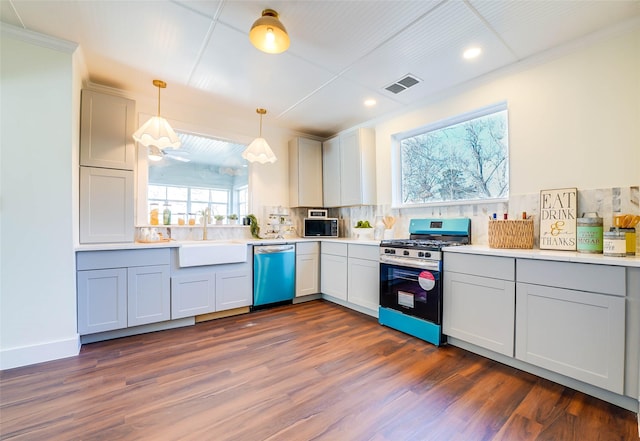 kitchen with decorative light fixtures, sink, backsplash, stainless steel appliances, and dark wood-type flooring