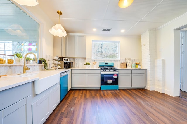 kitchen featuring sink, appliances with stainless steel finishes, dark hardwood / wood-style floors, tasteful backsplash, and decorative light fixtures