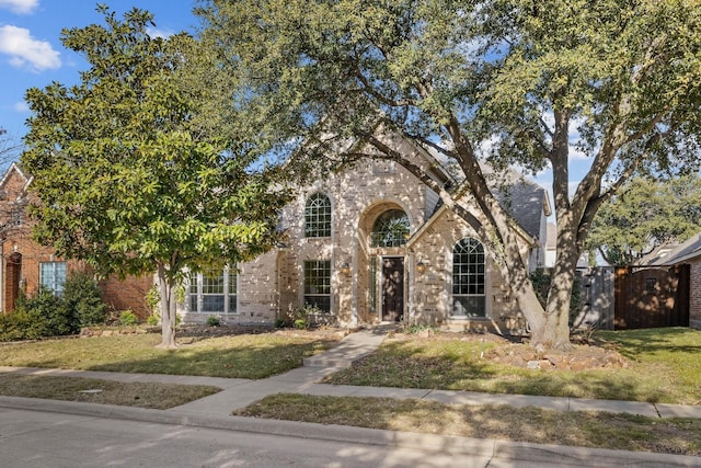 view of front of home featuring a front yard