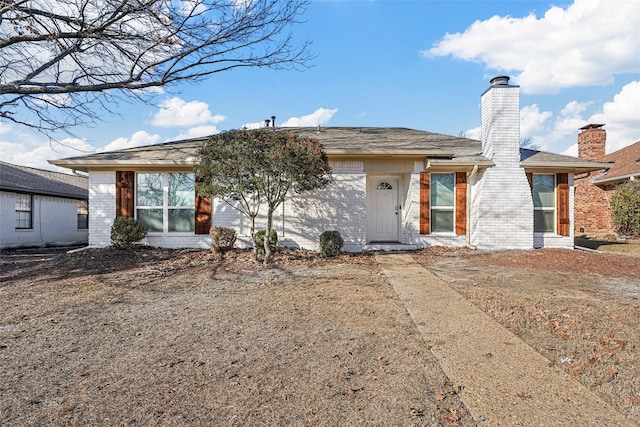 single story home with a front lawn