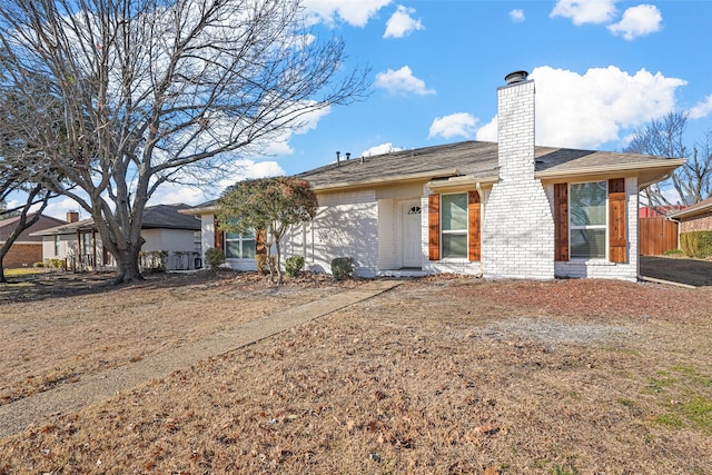 view of front of home featuring a front yard