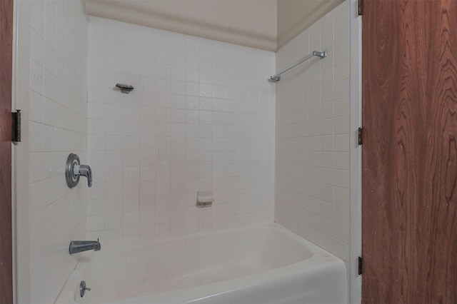 bathroom with tiled shower / bath combo