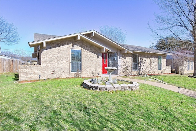 view of front of home featuring a front lawn