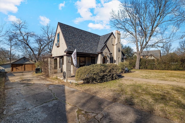 view of side of property featuring a lawn