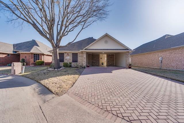 single story home featuring decorative driveway