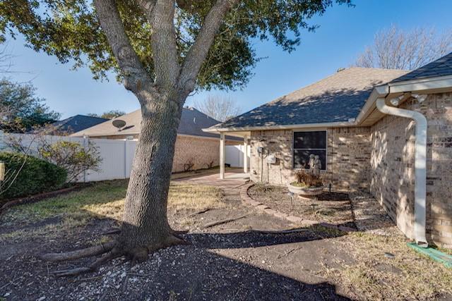 single story home with a carport