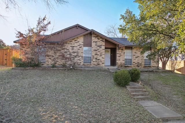 single story home featuring a front lawn