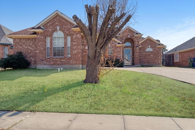 view of front facade featuring a front lawn