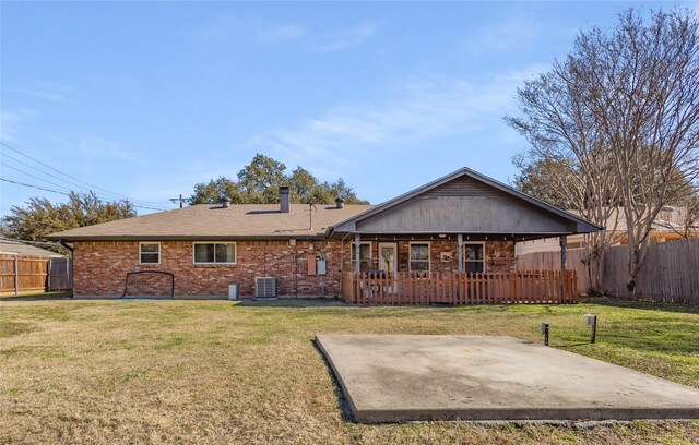 5216 S Drive, Fort Worth, TX 76132 - view of patio with a fenced backyard, ceiling fan, and a hot tub