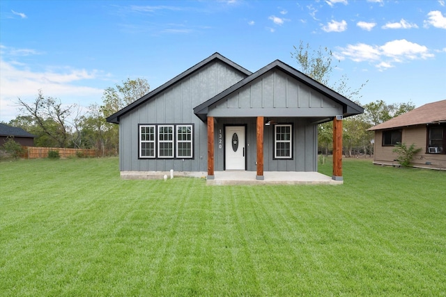 view of front of house featuring a front lawn