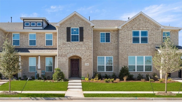 view of front of home featuring a front yard