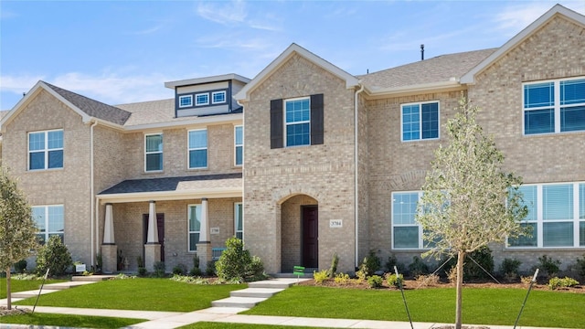 view of front facade with a front lawn