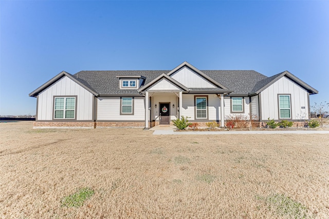 view of front facade featuring a front lawn