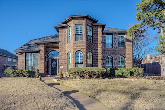 view of front of home featuring a front lawn