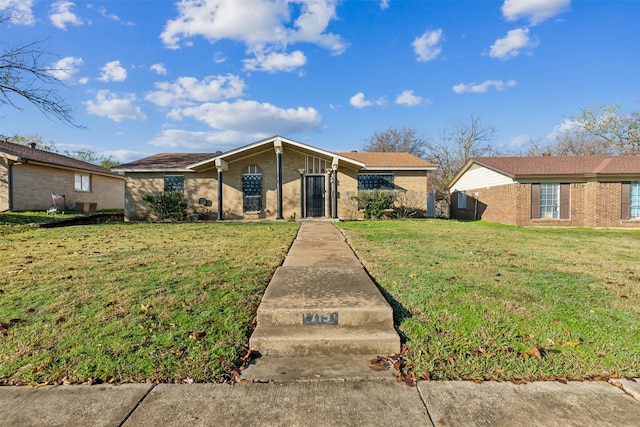 single story home with a front lawn