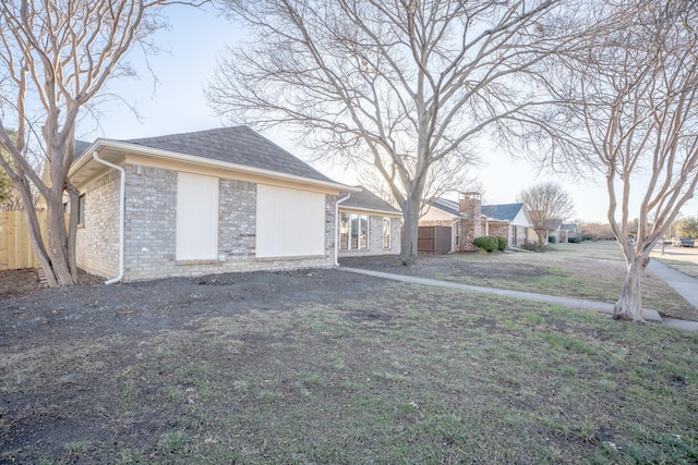 view of front of home featuring a front lawn