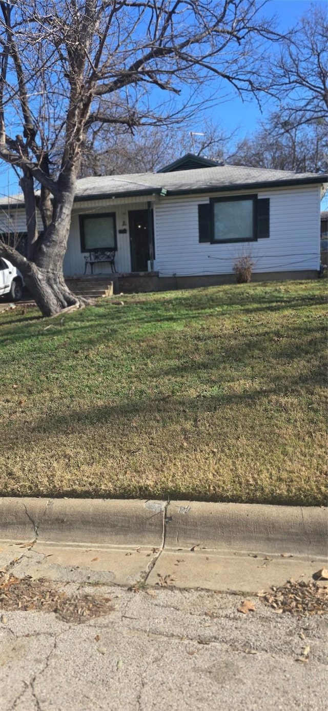 ranch-style home featuring a front yard