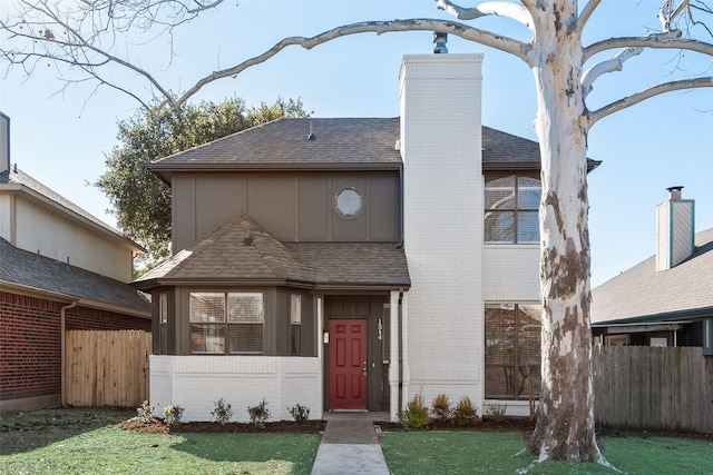 view of front facade with a front lawn