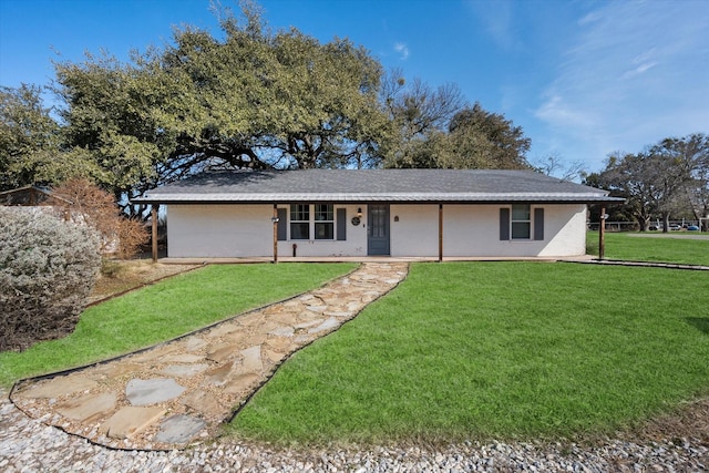 ranch-style house featuring a front yard