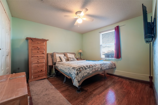 bedroom featuring dark hardwood / wood-style floors, a textured ceiling, ceiling fan, and a closet