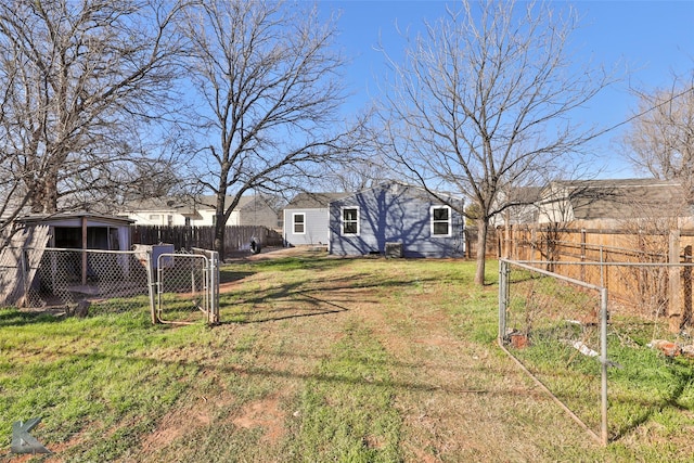 view of yard with an outdoor structure