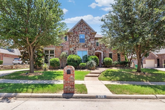 view of front of property featuring a front yard